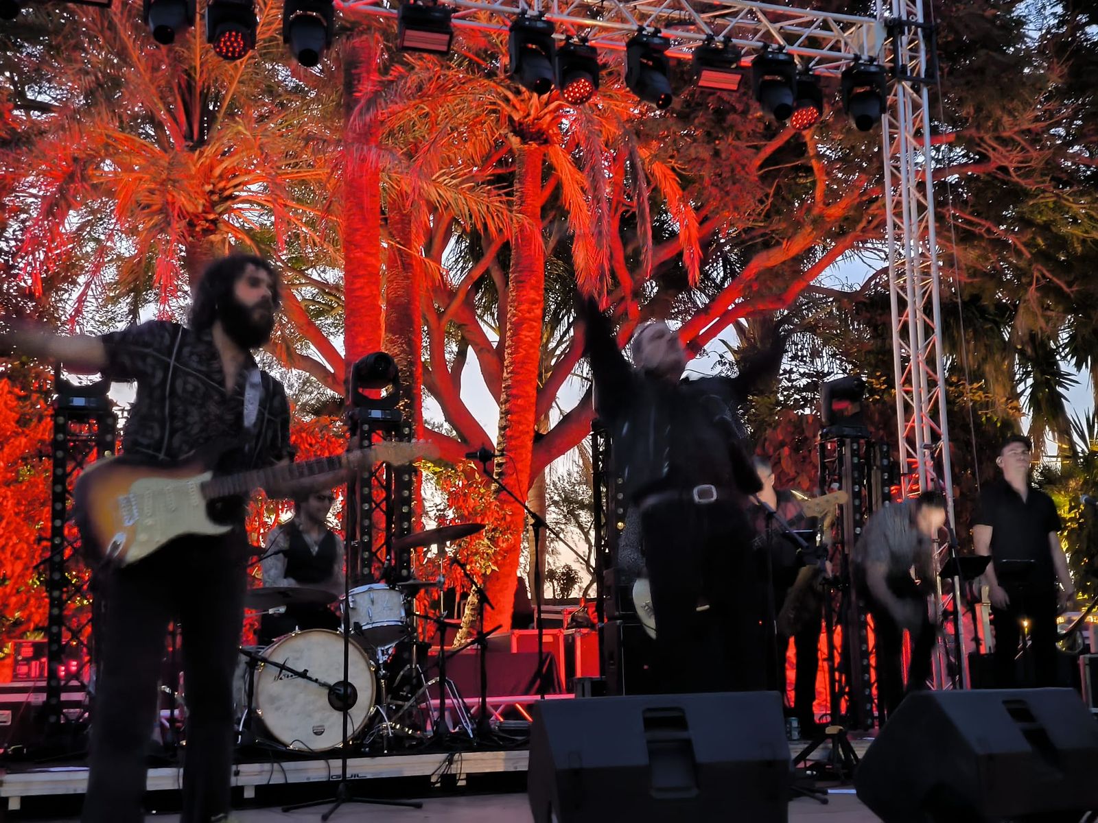 M-Clan convierte Ceuta en un enorme escenario de rock con una noche para el recuerdo