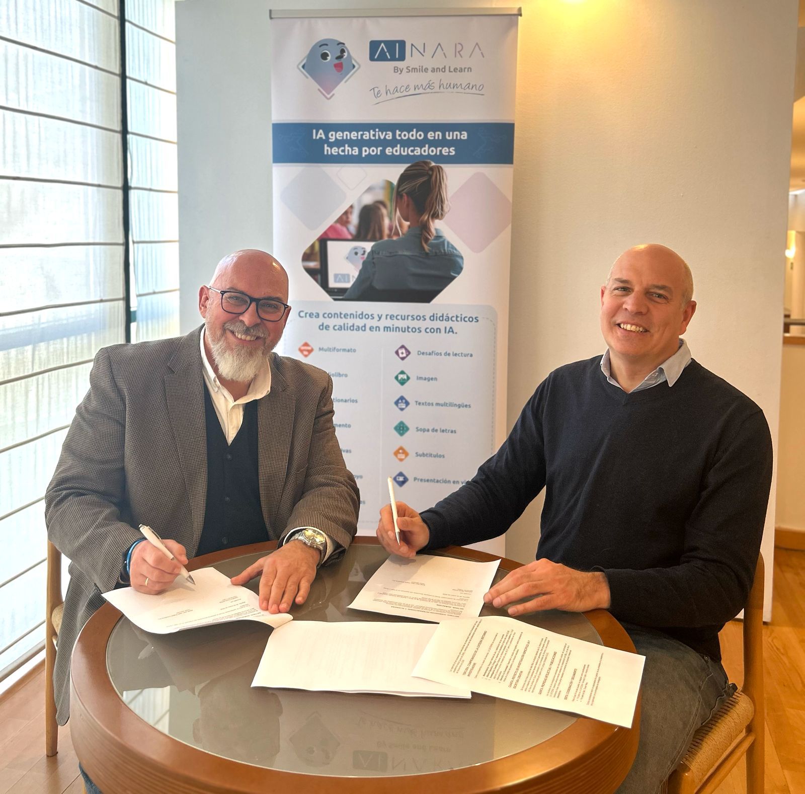 La firma del acuerdo, suscrito por Fernando Trujillo en representación de la Cátedra Ceuta–IATEB y Víctor Sánchez en nombre de Smile and Learn, tuvo lugar en la histórica Residencia de Estudiantes (Madrid).