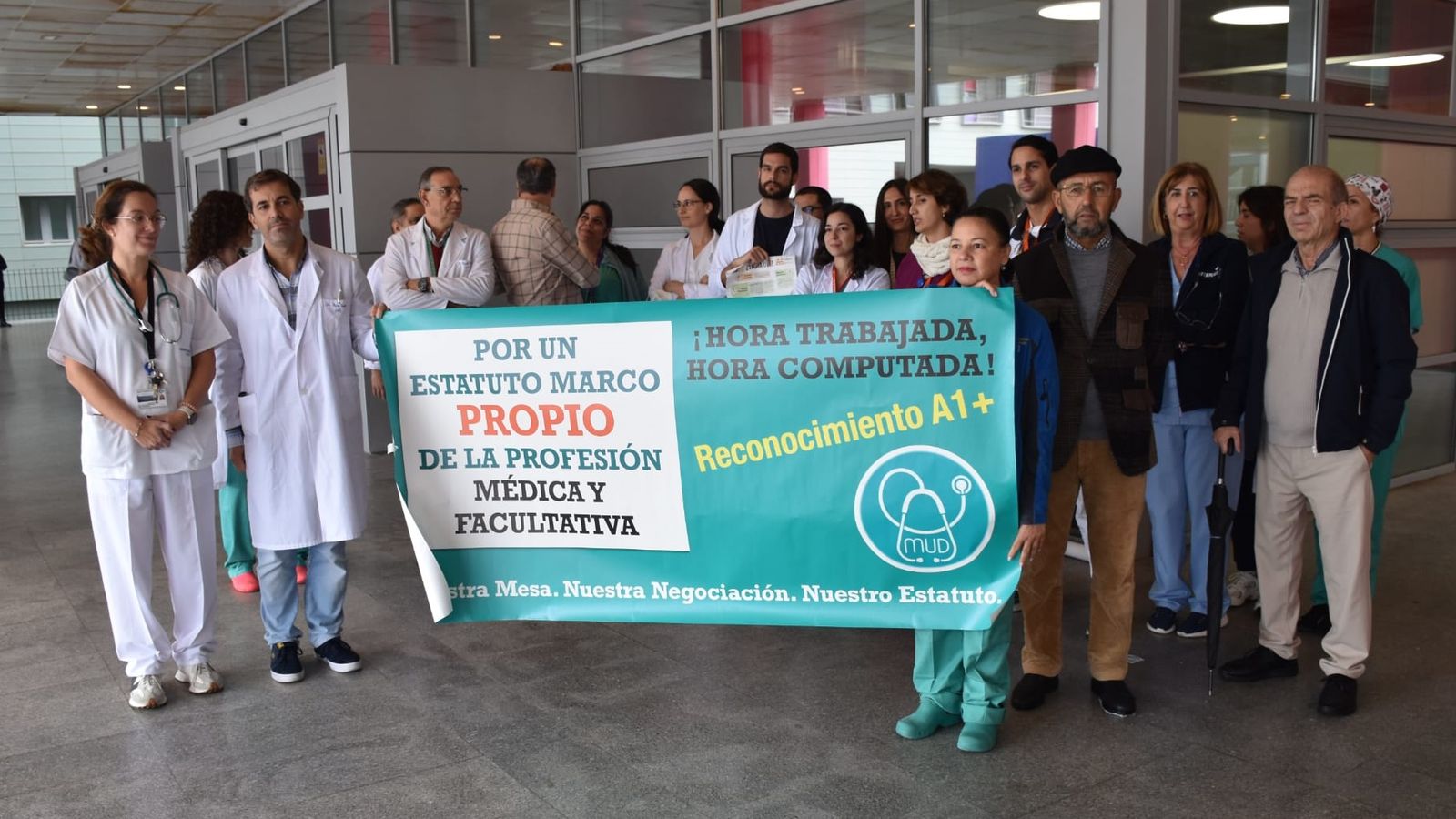 Concentración de médicos a las puertas del HUCE en el segundo día de huelga nacional por un estatuto marco específico