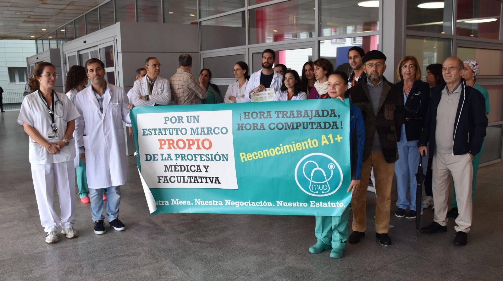 Concentración de médicos a las puertas del HUCE en el segundo día de huelga nacional por un estatuto marco específico