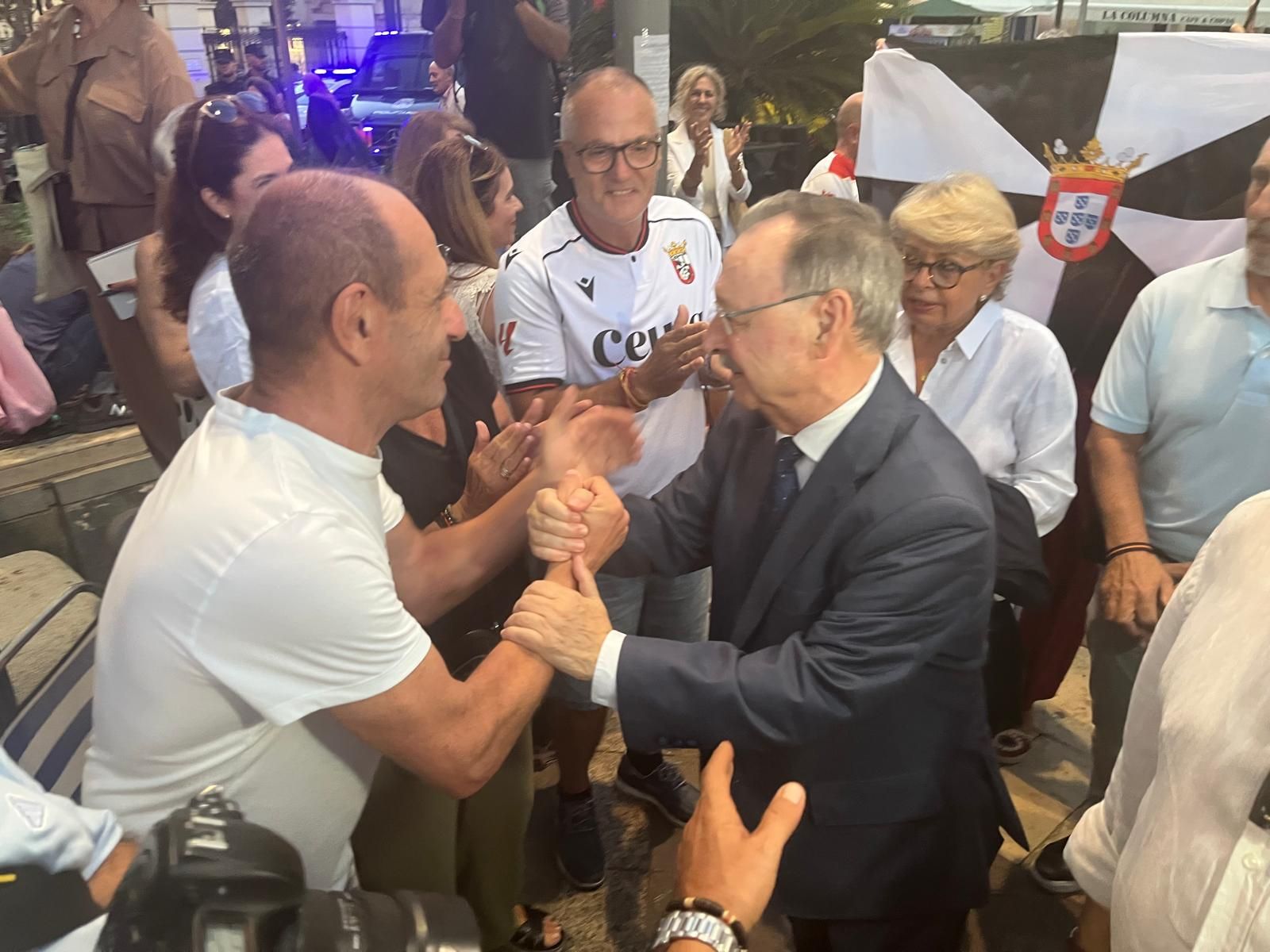 Vivas visita la Plaza de los Reyes, “un ejemplo de civismo de los ceutíes”