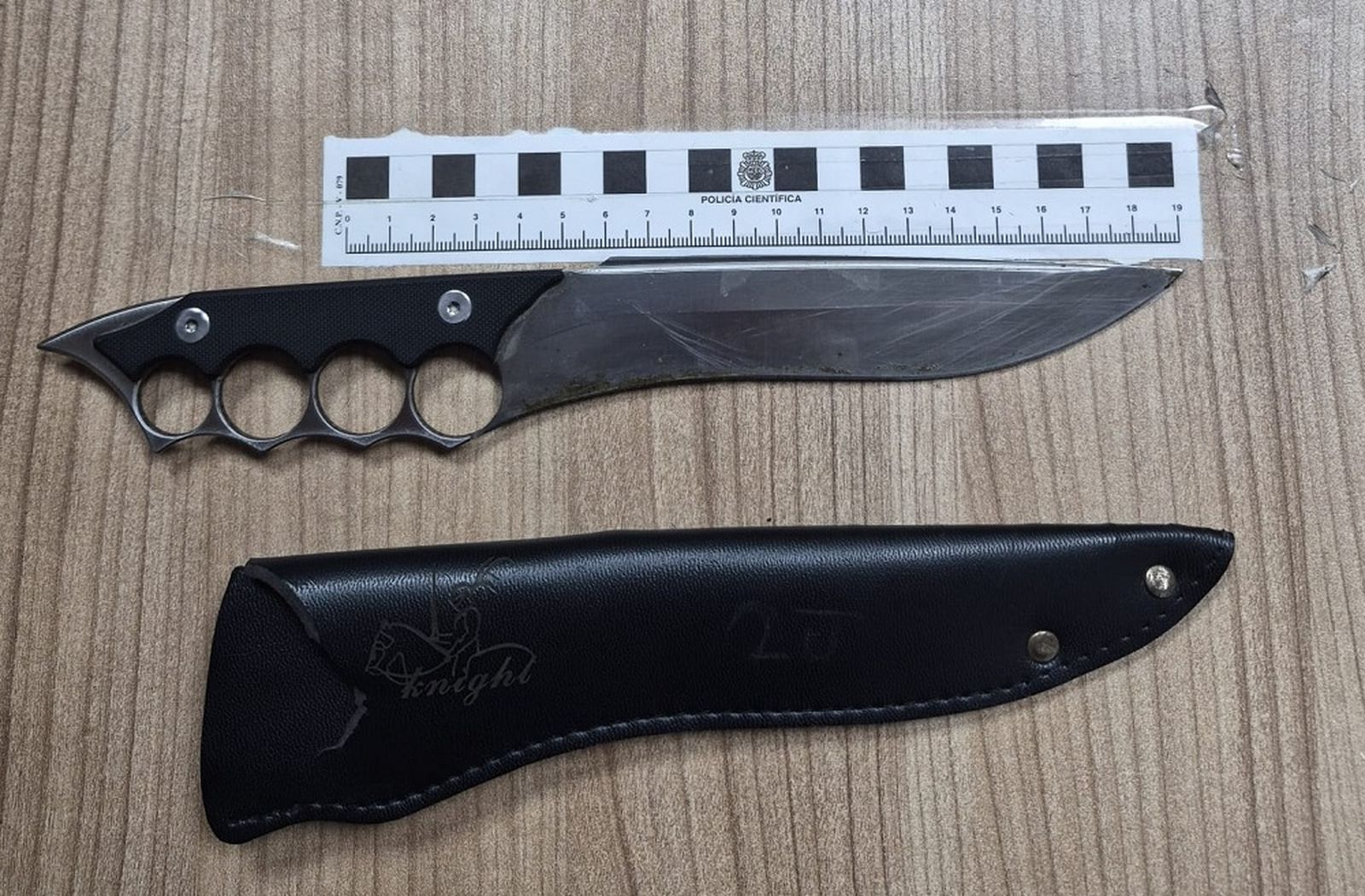 Imagen del arma blanca que portaba el detenido en la madrugada de este sábado