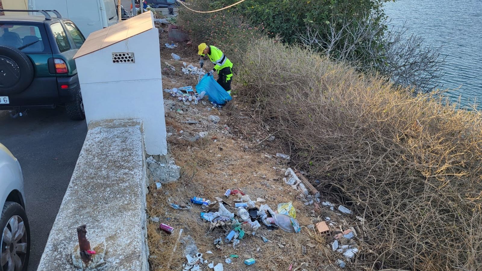 Trabajos de limpieza en la barriada del Sarchal Trabajos de limpieza en la barriada del Sarchal