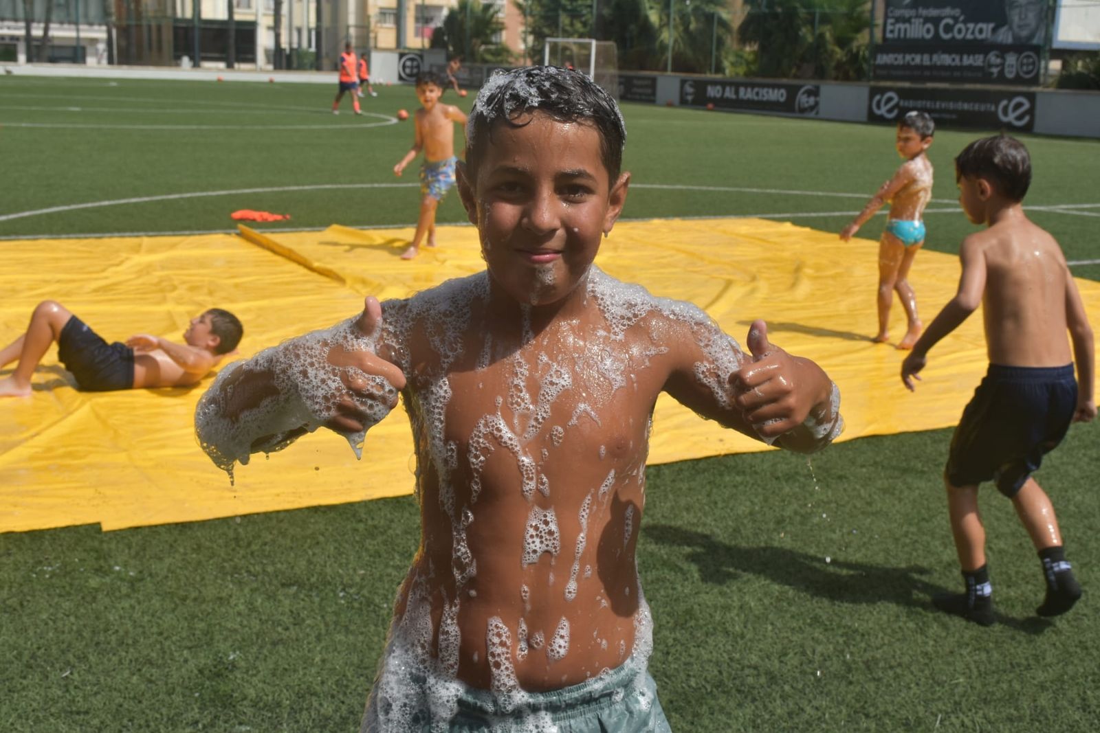 Fiesta de deporte, espuma y convivencia en el Campus de Verano ‘Emilio Cózar’