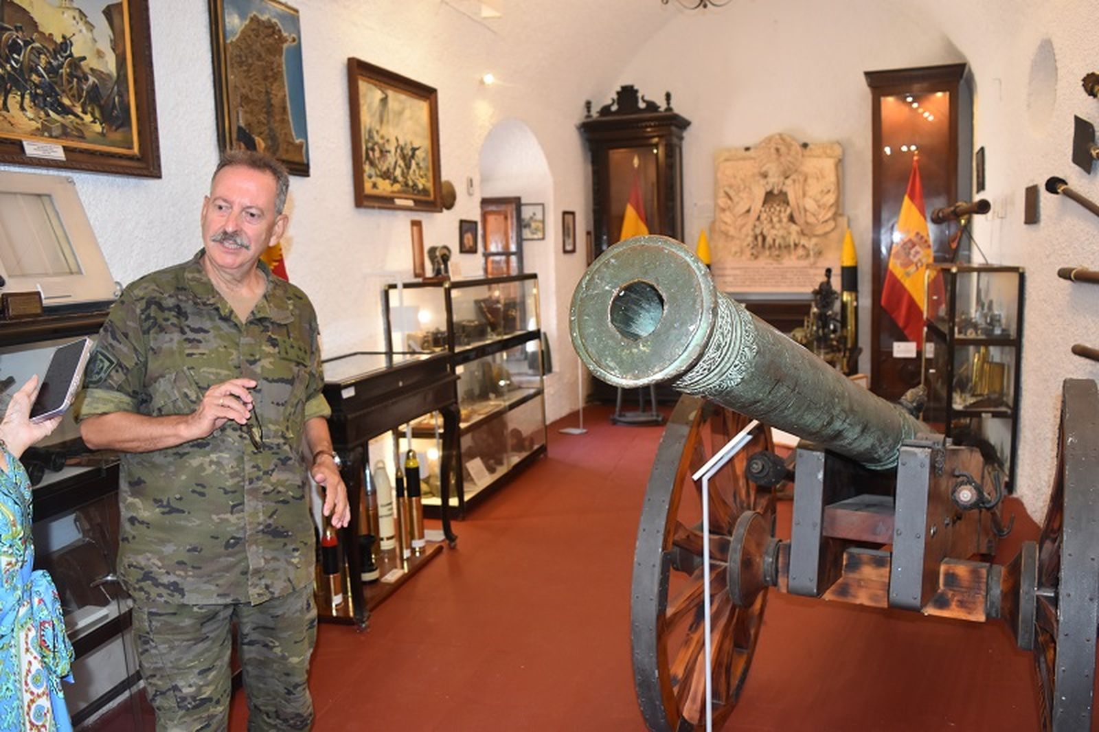 El coronel Buján desgrana la historia de la Sala de Artillería / FOTO NICOL´S