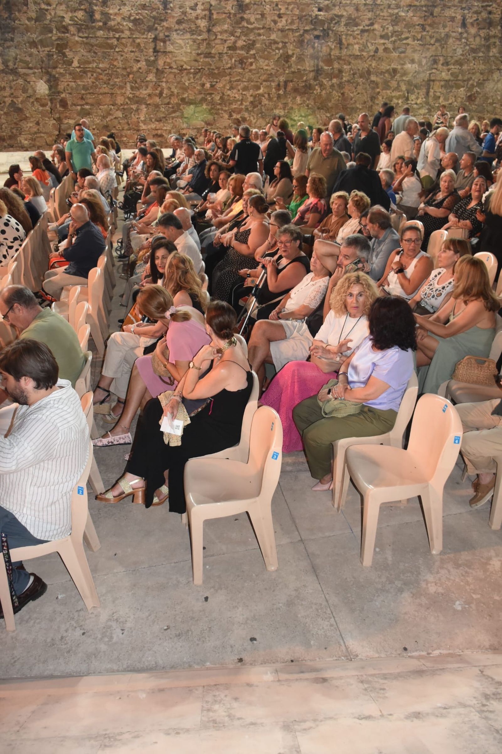 Miguel Poveda llena de poderío las Murallas en la noche más flamenca del año