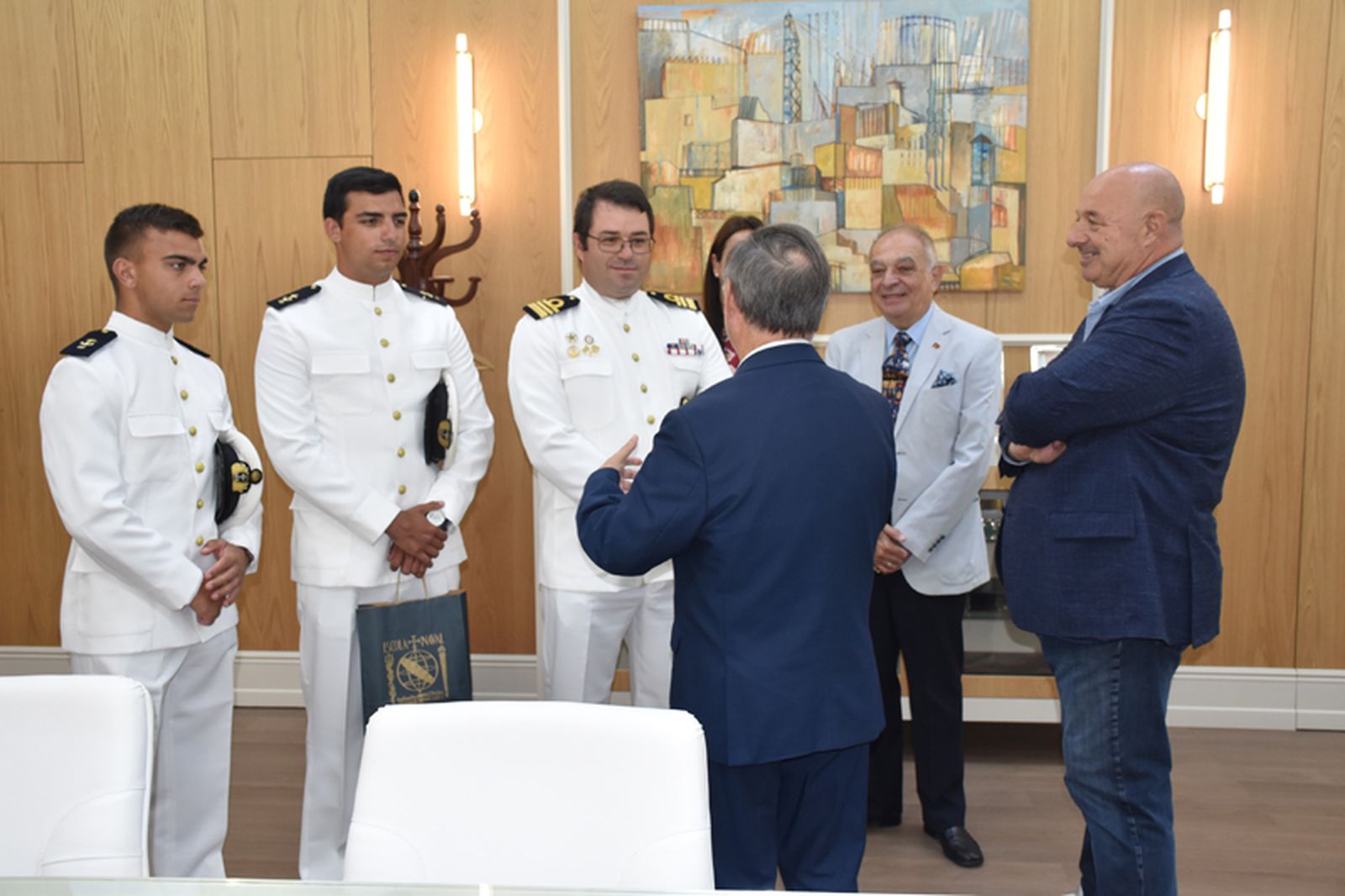 El presidente de la Ciudad y el consejero de Turismo reciben a los tres militares portugueses y a los representantes del Consulado de Portugal en Ceuta. / FOTO NICOL´S