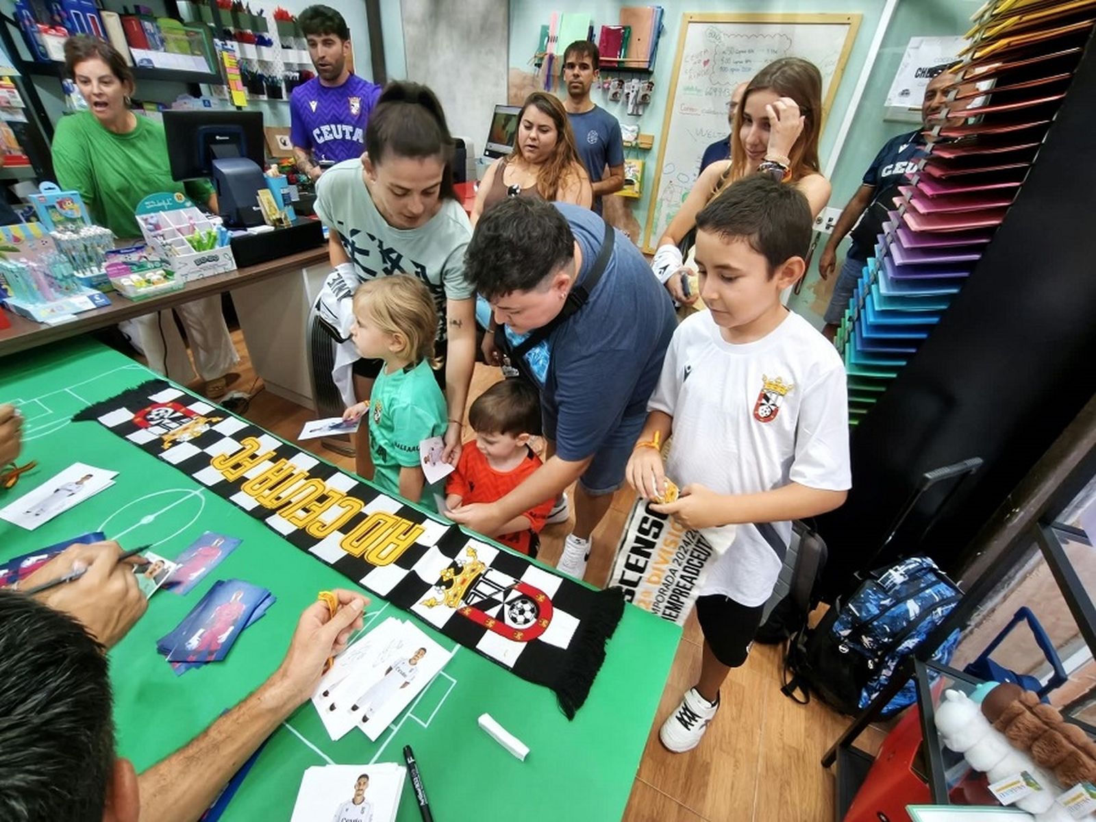 Firma de los jugadores de la AD Ceuta