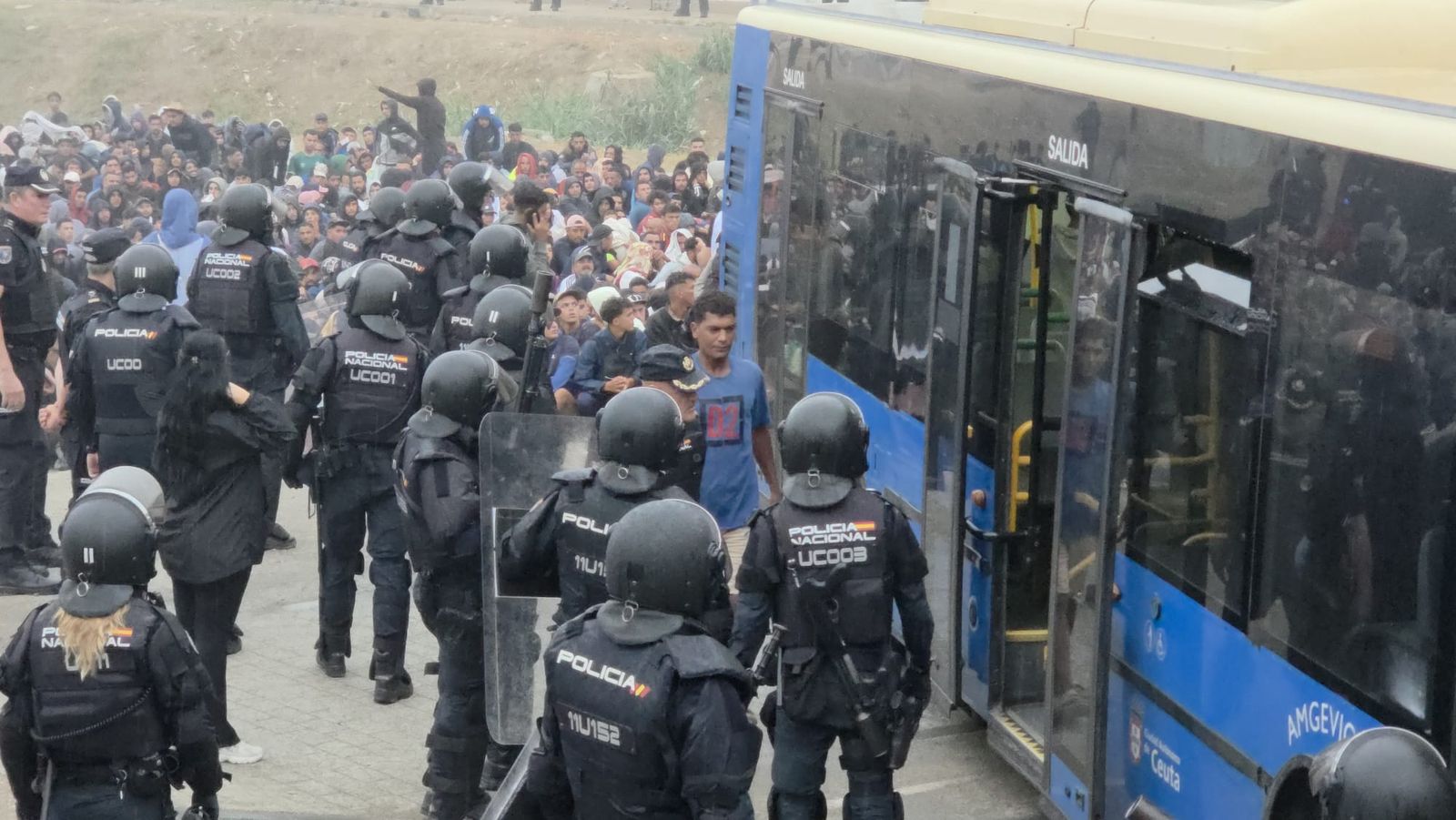 La Policía Nacional controla el dispositivo para llevar a los inmigrantes del Trampolín en autobuses al CATE o a la frontera