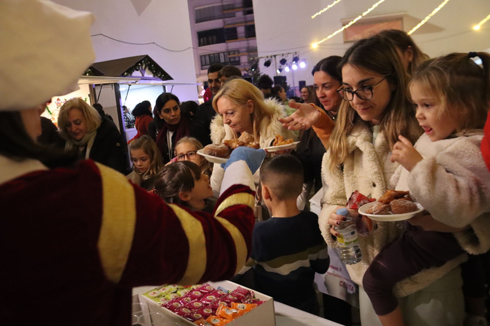 FOTOGALERÍA | Polvoroná infantil y mercadillo en la plaza Nelson Mandela