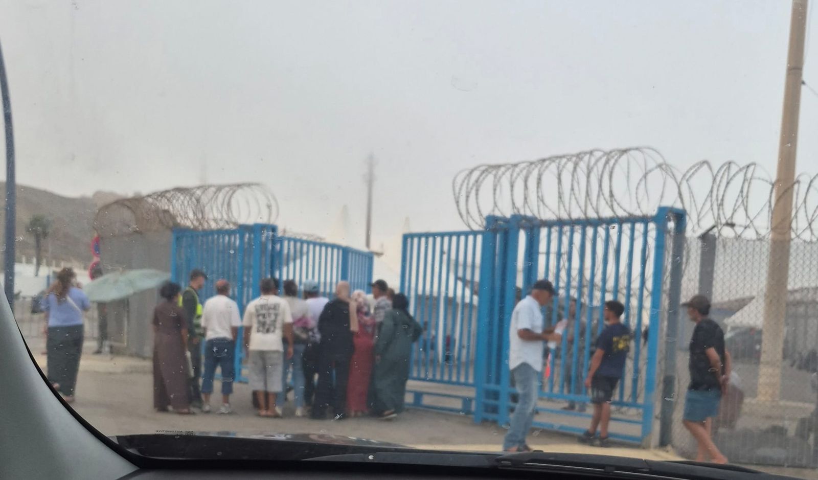 Familias en el lado marroquí de la frontera con Ceuta para reclamar a sus hijos, que entraron en la ciudad el 30 de julio