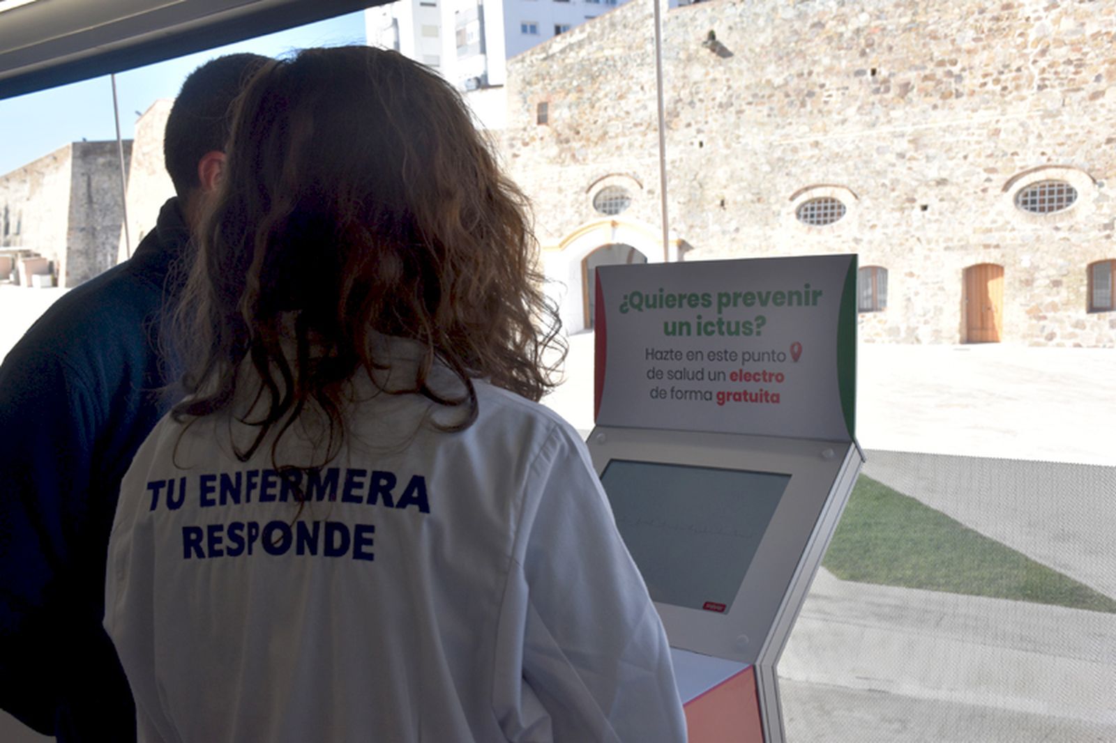 Una enfermera atiende a un paciente durante la celebración de la Ruta Enfermera 2024 en Ceuta. / FOTO G.S.