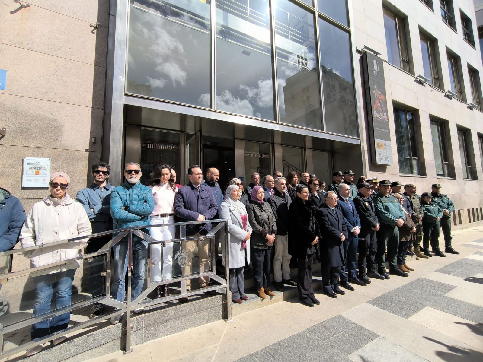 Autoridades de Ceuta durante el minuto de silencio por las víctimas del terrorismo a las puertas del Palacio Autonómico