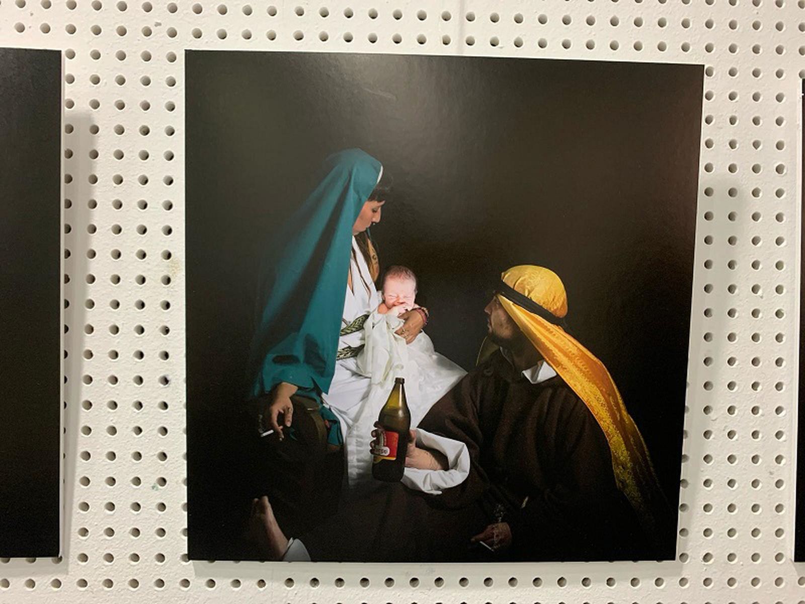 Fotografía que representa la normalización del consumo de alcohol y tabaco por parte de los padres frente a sus hijos. / FOTO EL PUEBLO