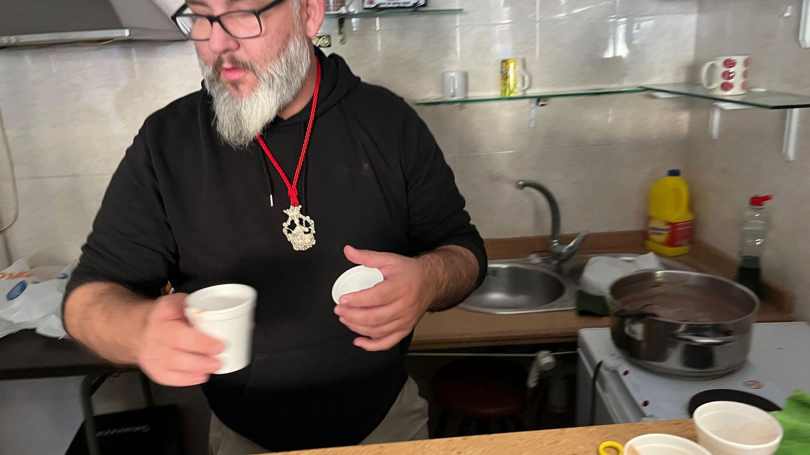 Miguel Del Dío, presidente de la A.V. San Daniel, preparando algunas raciones de chocolate caliente
