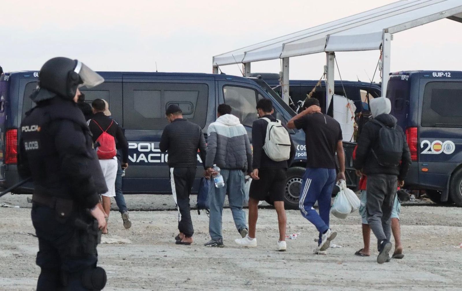 La Policía Nacional inicia el desalojo del Guano, último gran asentamiento ilegal de inmigrantes de Ceuta
