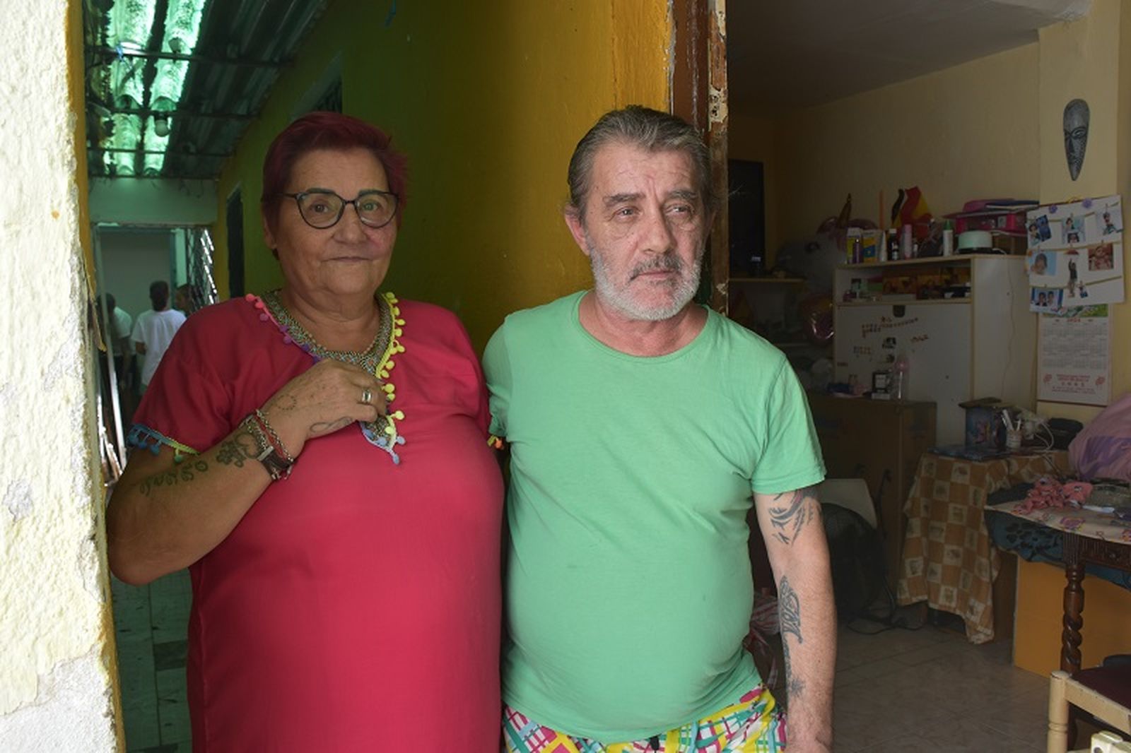 María Jesús y José Manuel a las puertas de su domicilio. / FOTO G.S.