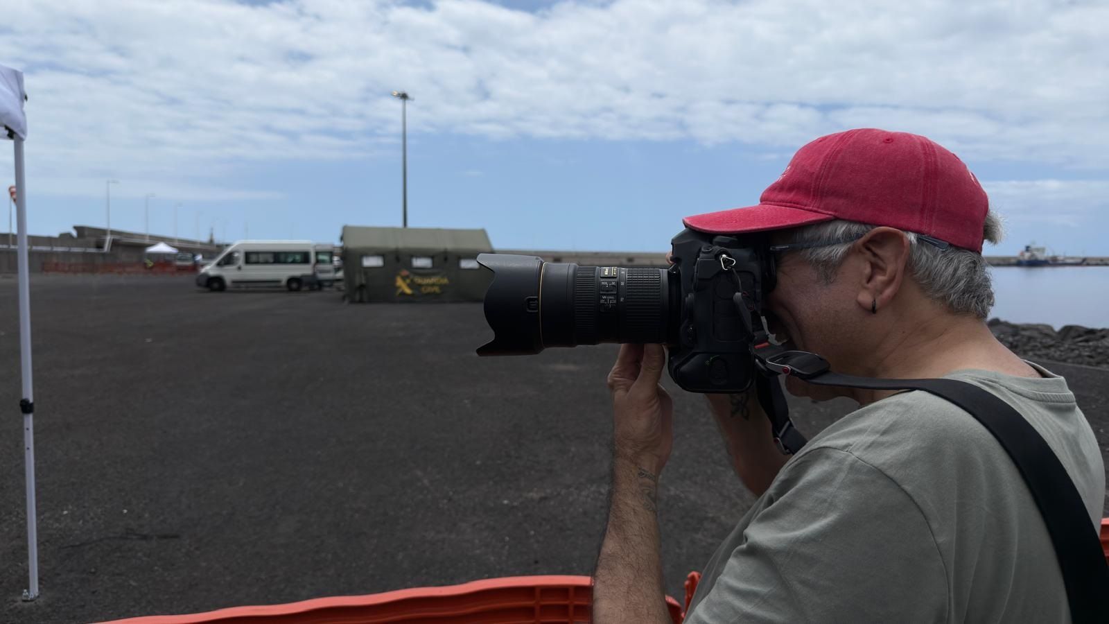 El fotoperiodista Antonio Sempere, en el puerto de Granadilla