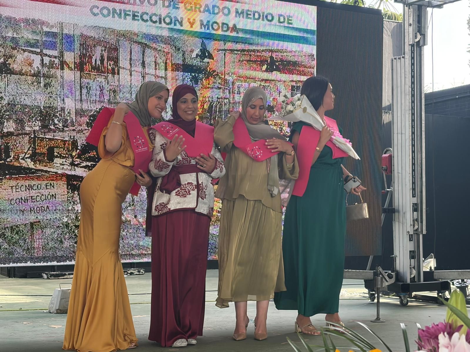 Multitudinaria graduación del Clara Campoamor en el Auditorio de la Marina