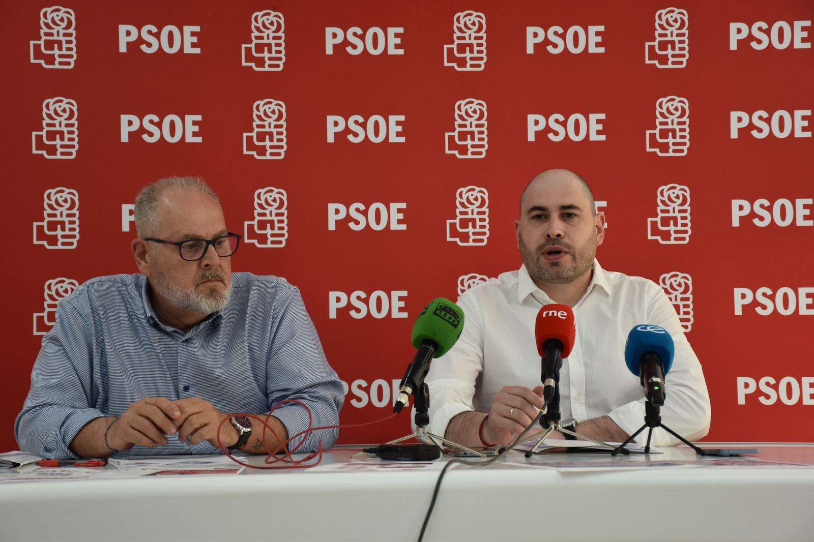 El secretario general del PSOE de Ceuta, Miguel Ángel Pérez Triano, junto al secretario de Organización, Antonio Coronil, en la presentación de la campaña '10 miradas sobre Ceuta'