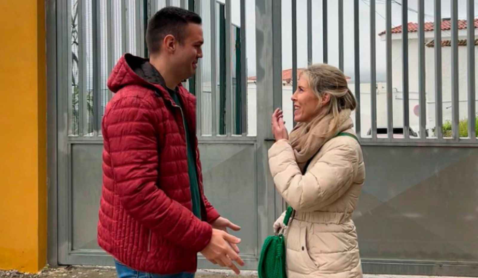 Carlos Verdejo conversando con Teresa López.
