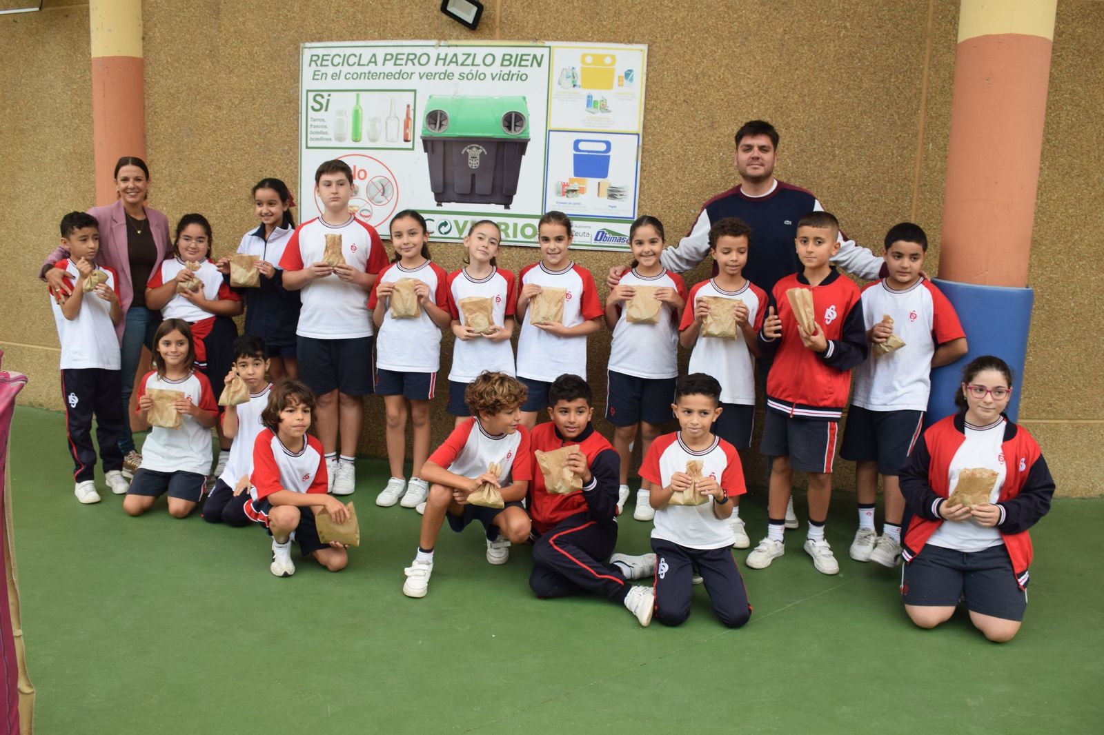 FOTOGALERÍA | El Castañero visita el Colegio San Daniel para 'encender' la tradición de La Mochila