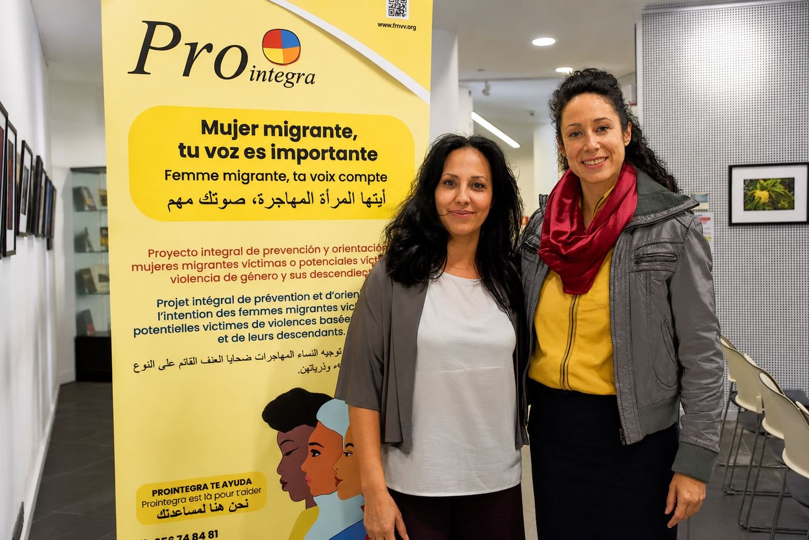 La coordinadora del proyecto Pro Integra de Márgenes y Vínculos, Nadia Ouati, y la bailarina a cargo del taller de expresión corporal, Elena Carretero, este miércoles en la biblioteca