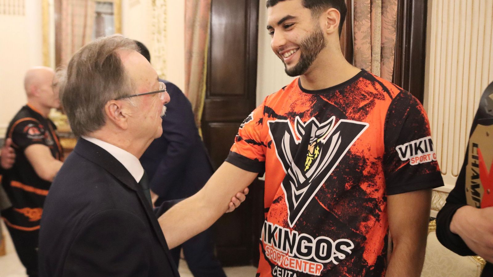 Vivas saluda  a los ganadores de campeonatos de Kickboxing y Muay Thai