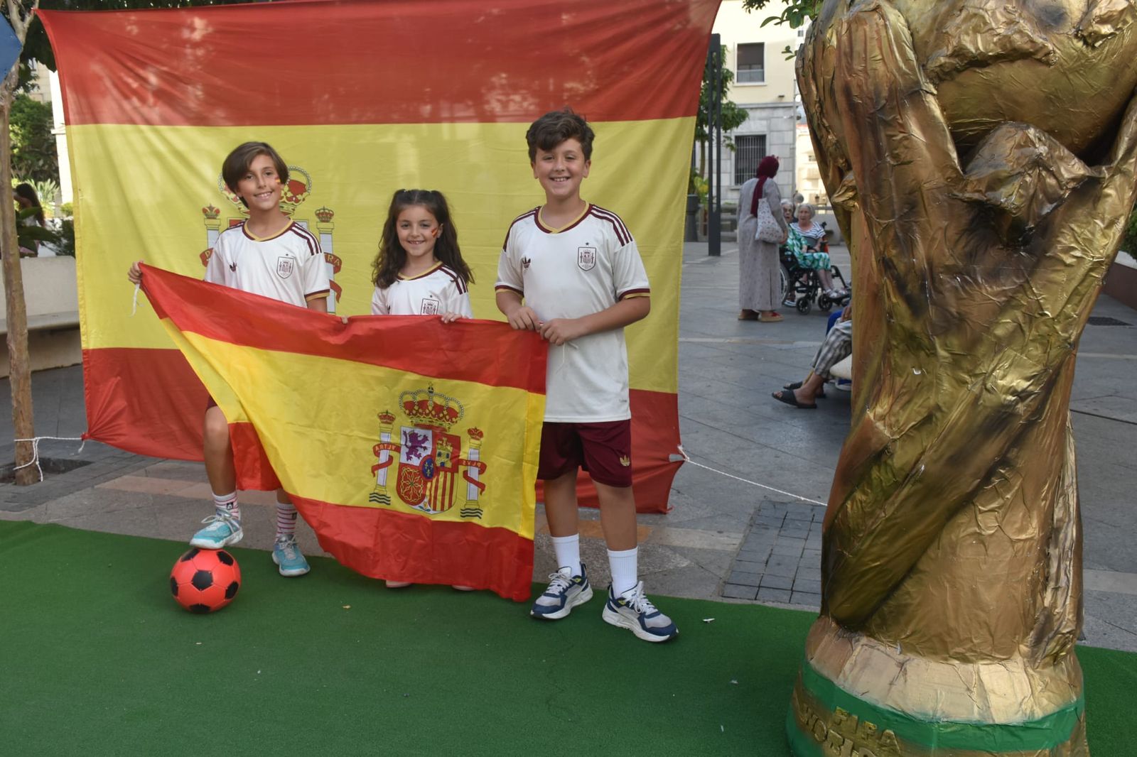 Ceuta se vuelca con España y pinta de rojo y amarillo La Ribera