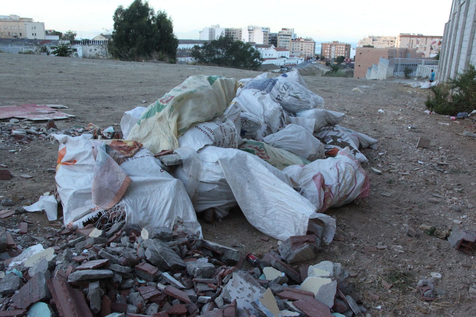 Escombros procedentes de una obra abandonados