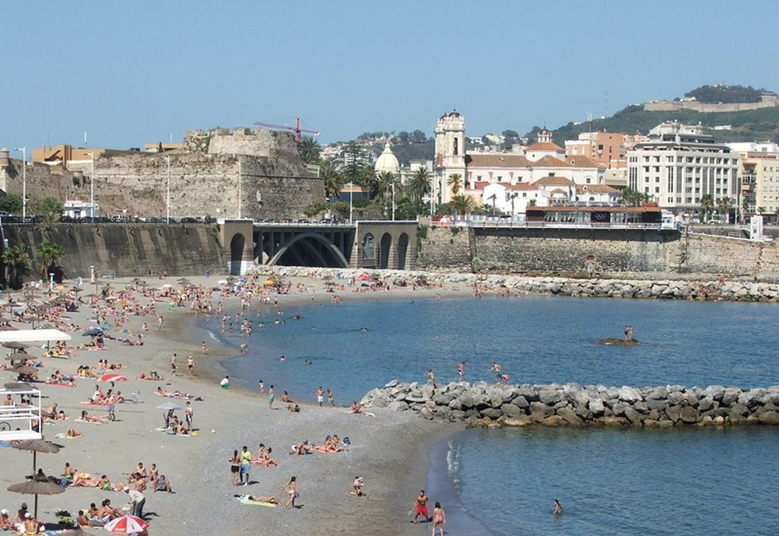5743_playa_de_la_ribera_murallas_reales_y_catedral_de_ceuta