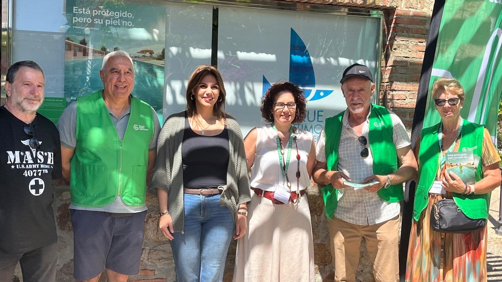 Ferreiro y Benzina posan con los voluntarios de la asociación