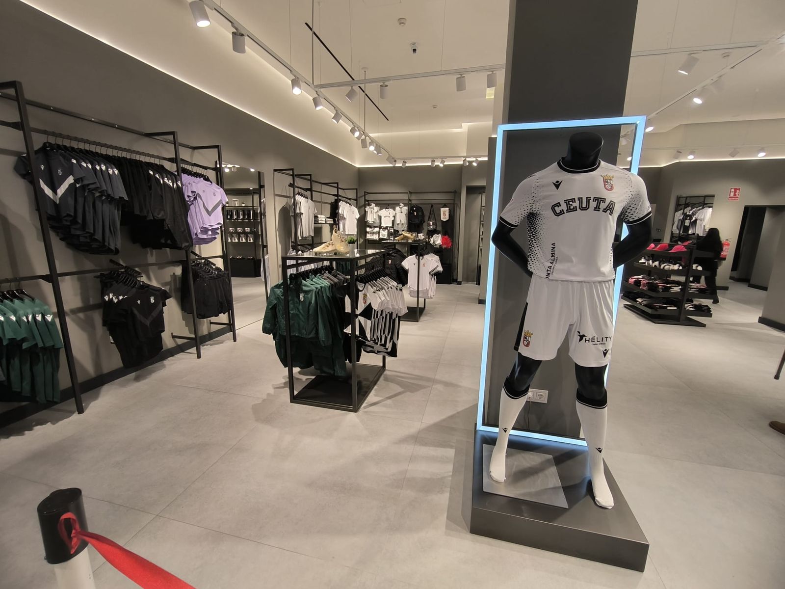 La AD Ceuta inaugura su nueva tienda con la presencia de Vivas y Luhay