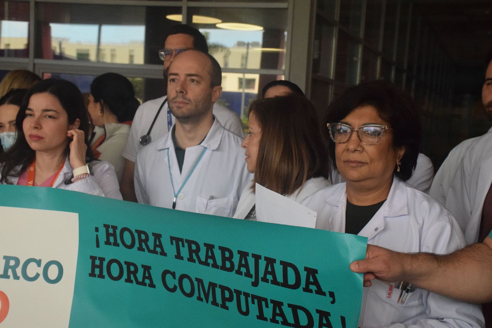 La delegada de MUD en Ceuta, Kumari Nanwani, durante la concentración a las puertas del HUCE por la huelga de médicos de marzo