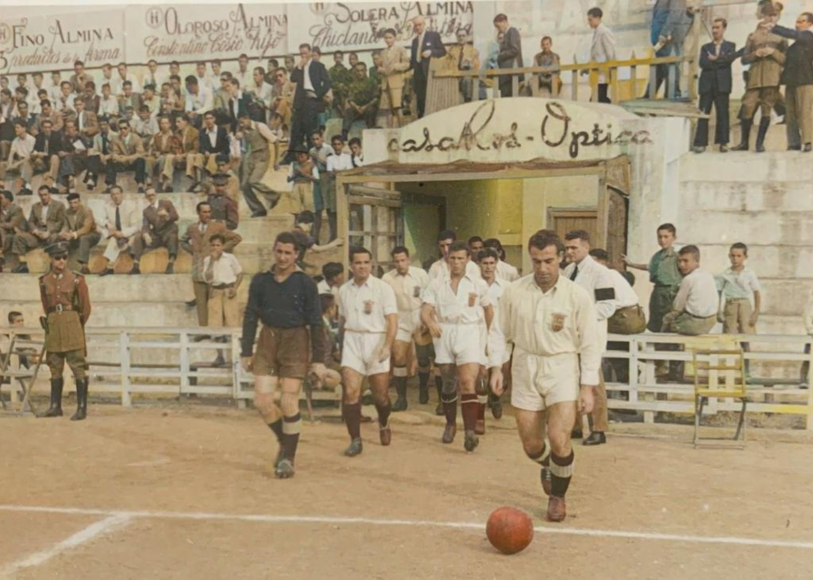 Ángel Dúo Vázquez, abuelo de Pablo y Ángel Dúo, a la salida del túnel de vestuarios durante un encuentro defendiendo la portería de la Sociedad Deportiva Ceuta