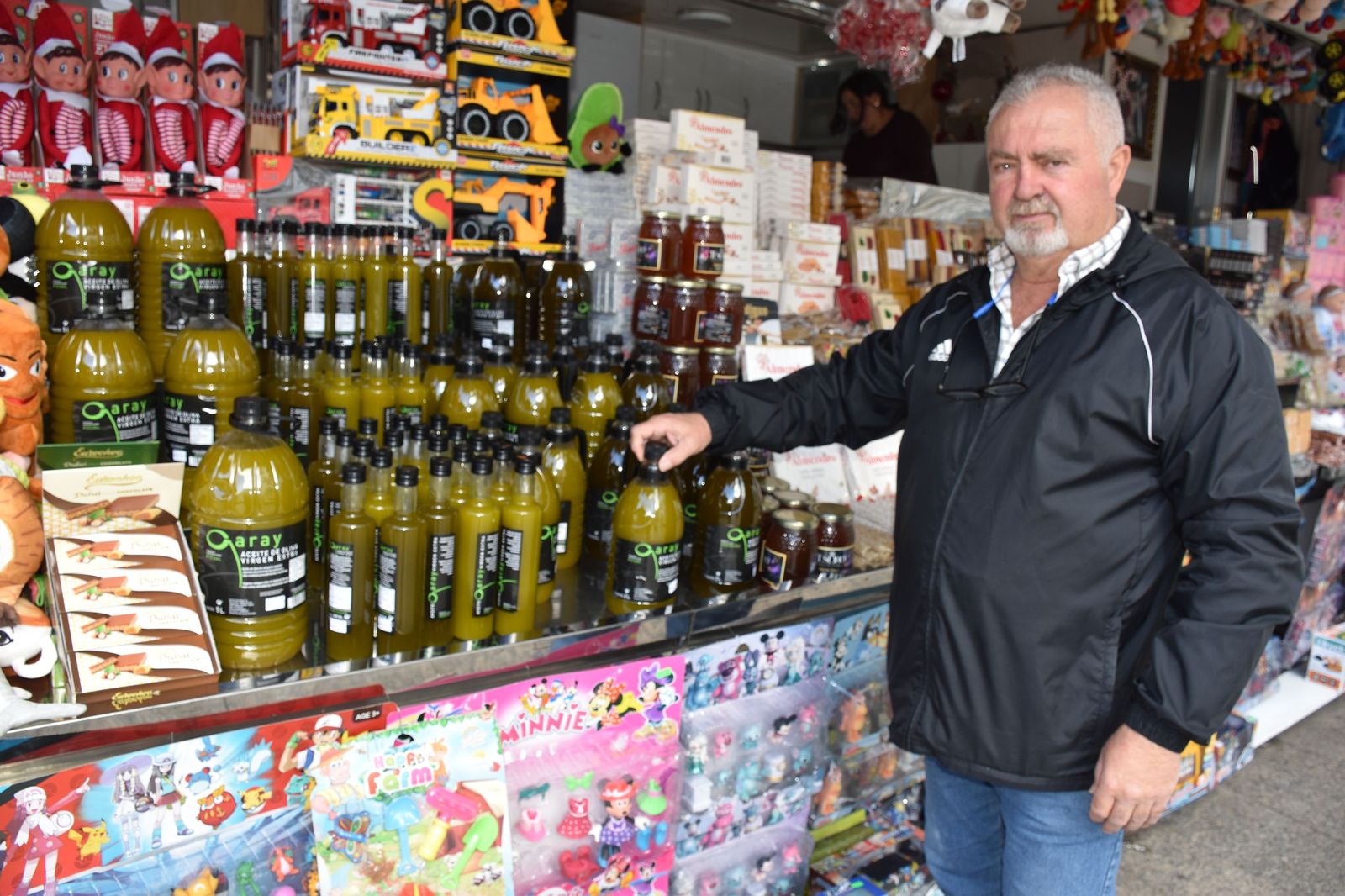 Nicolás Chacón junto a sus aceites premium.