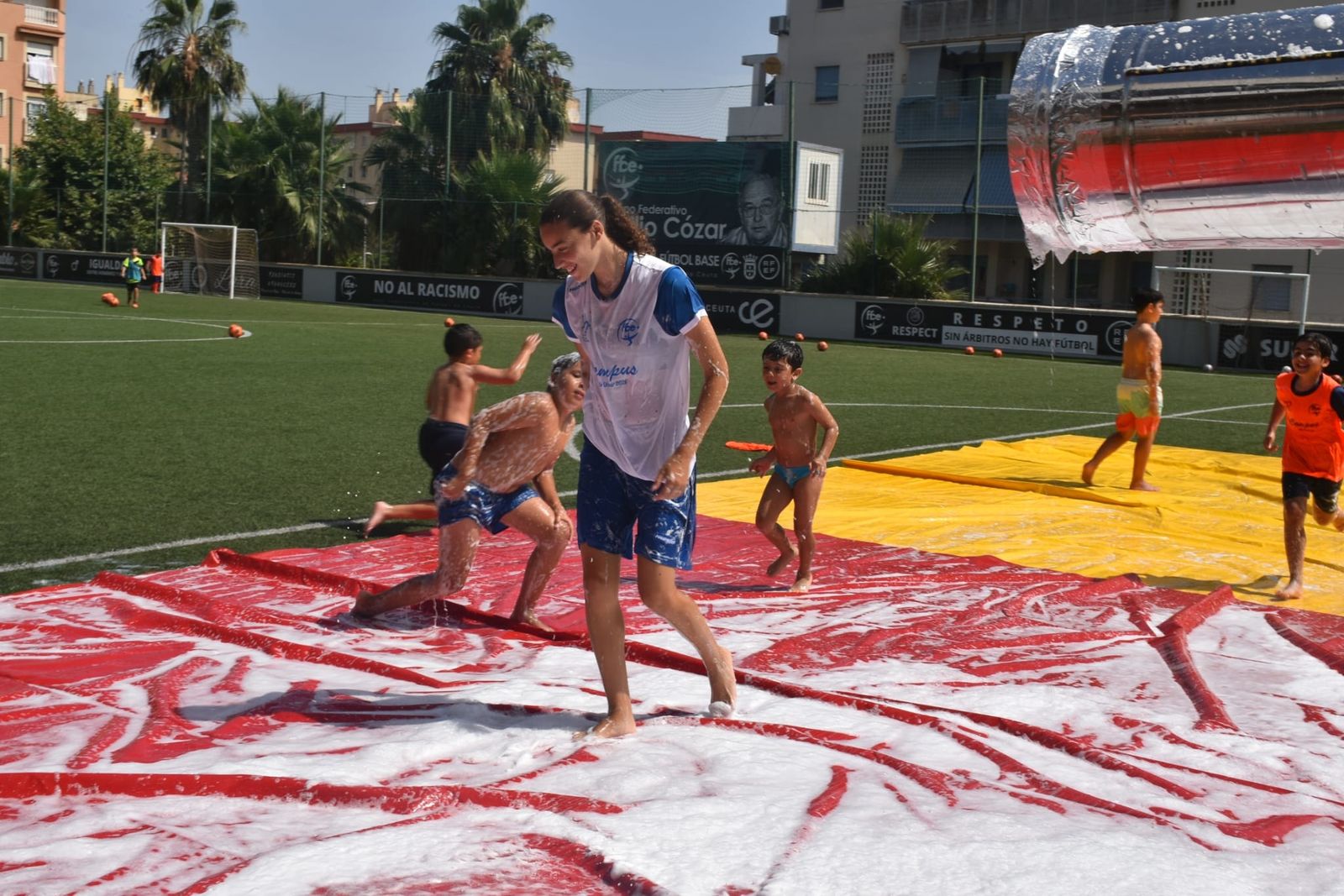 Fiesta de deporte, espuma y convivencia en el Campus de Verano ‘Emilio Cózar’