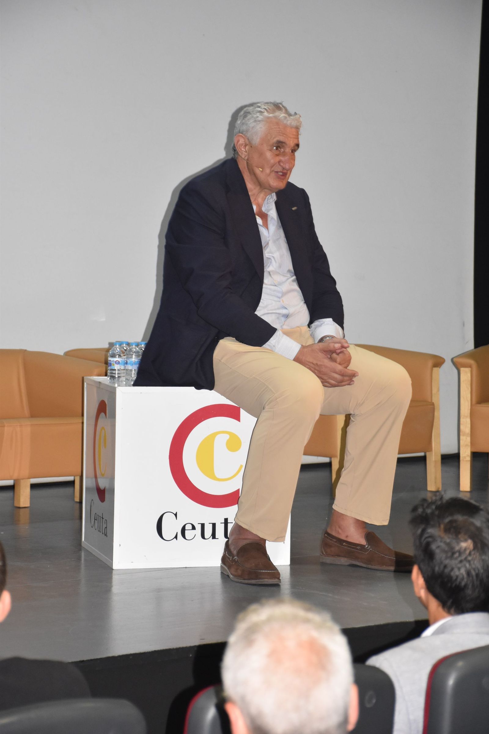 Romay durante su intervención ante el público en el salón de actos