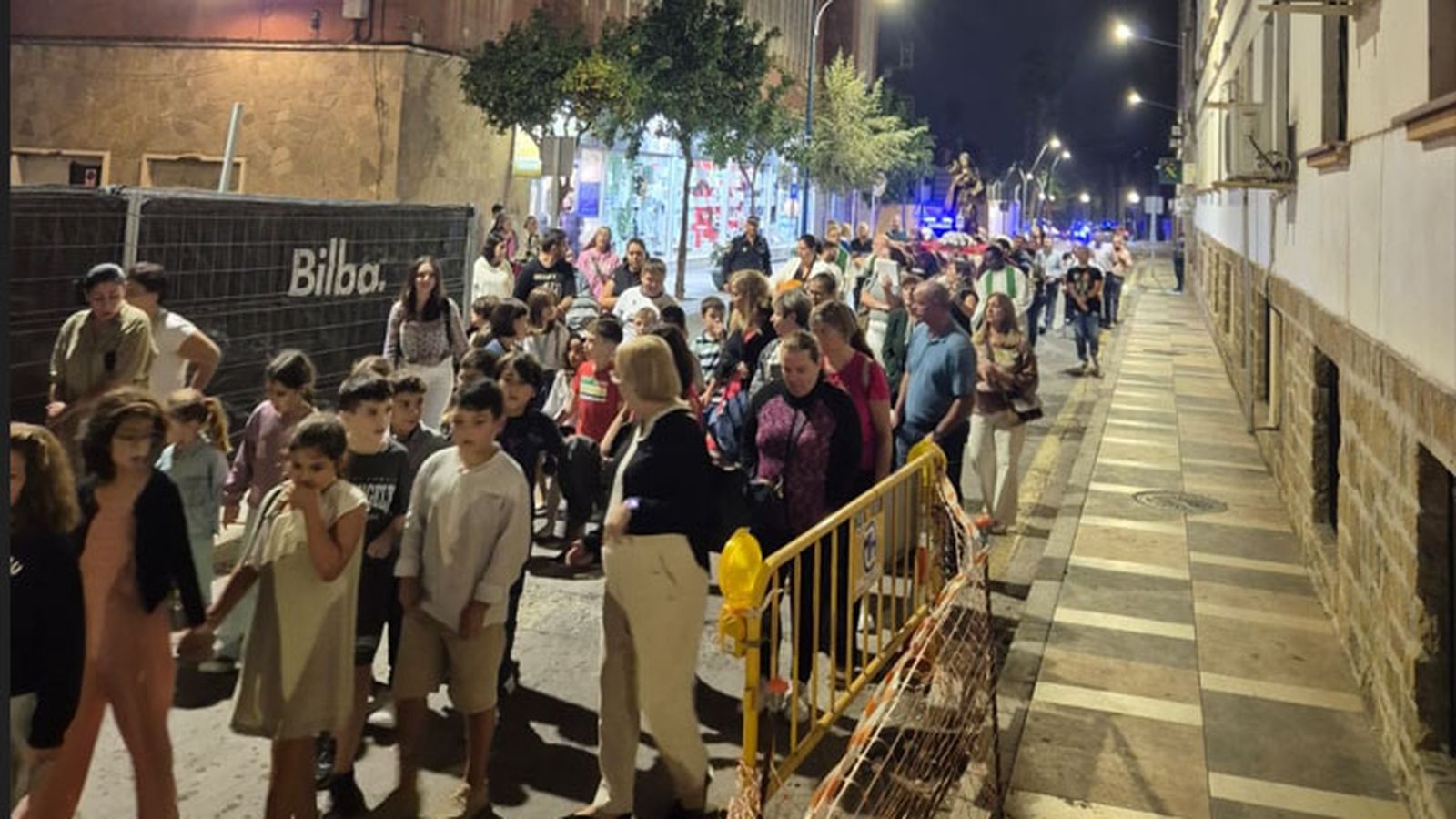 Salida procesional de la imagen de Santa Teresa por las calles de Hadú Salida procesional de la imagen de Santa Teresa por las calles de Hadú