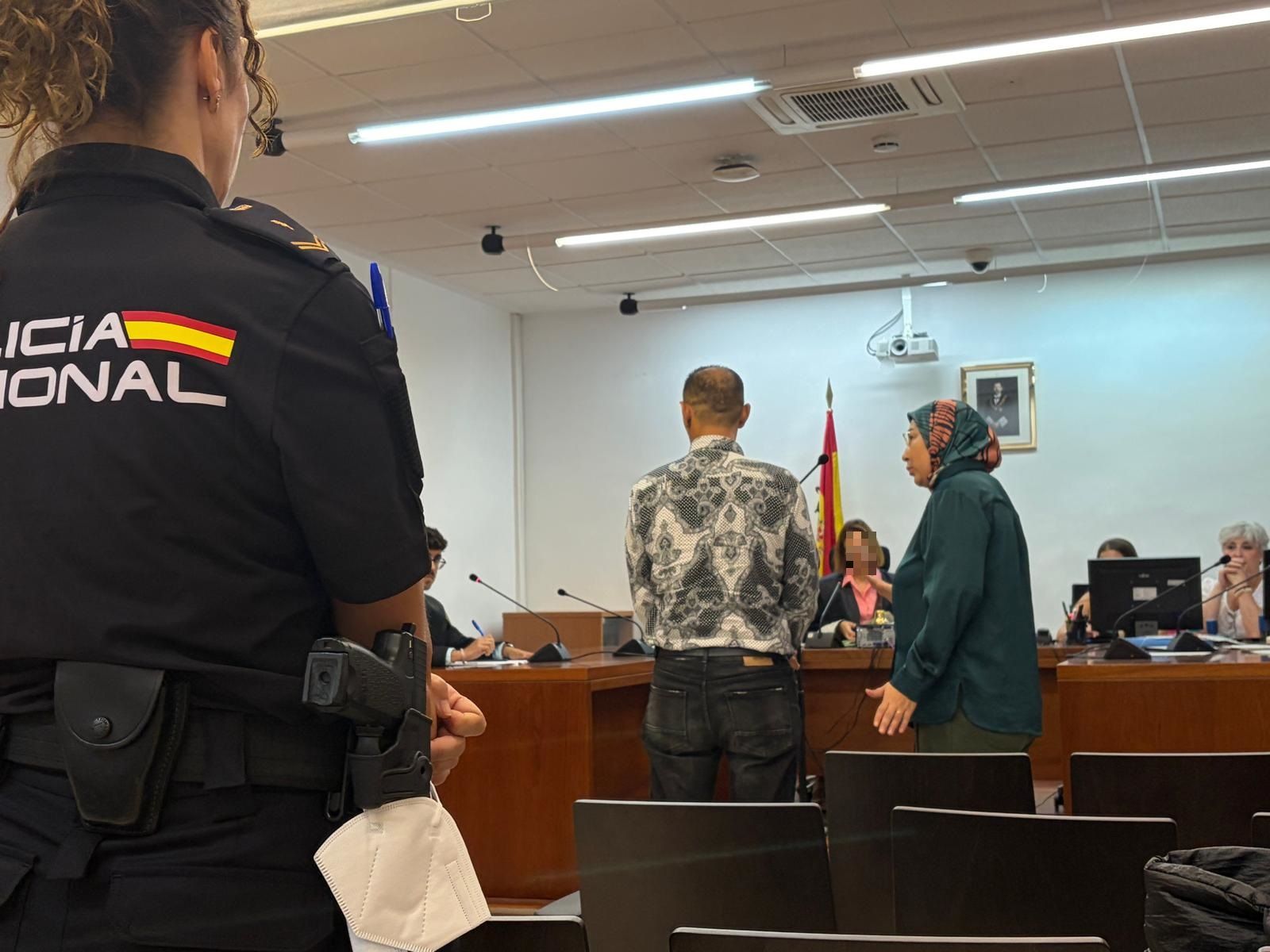 El varón, custodiado por la Policía, reconoce los hechos frente al tribunal.