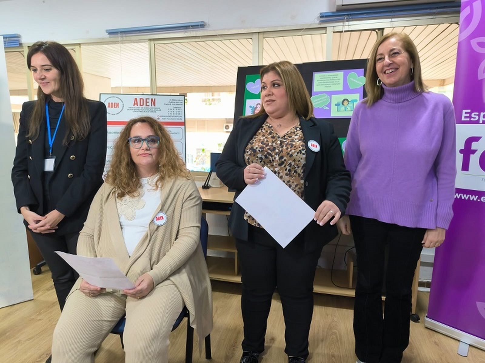 Gema Guerrero, usuaria de ADEN, y Ana Isabel García, antes de la lectura del manifiesto, junto a la directora general de Servicios Sociales, Adela Nieto. / FOTO NICOL´S
