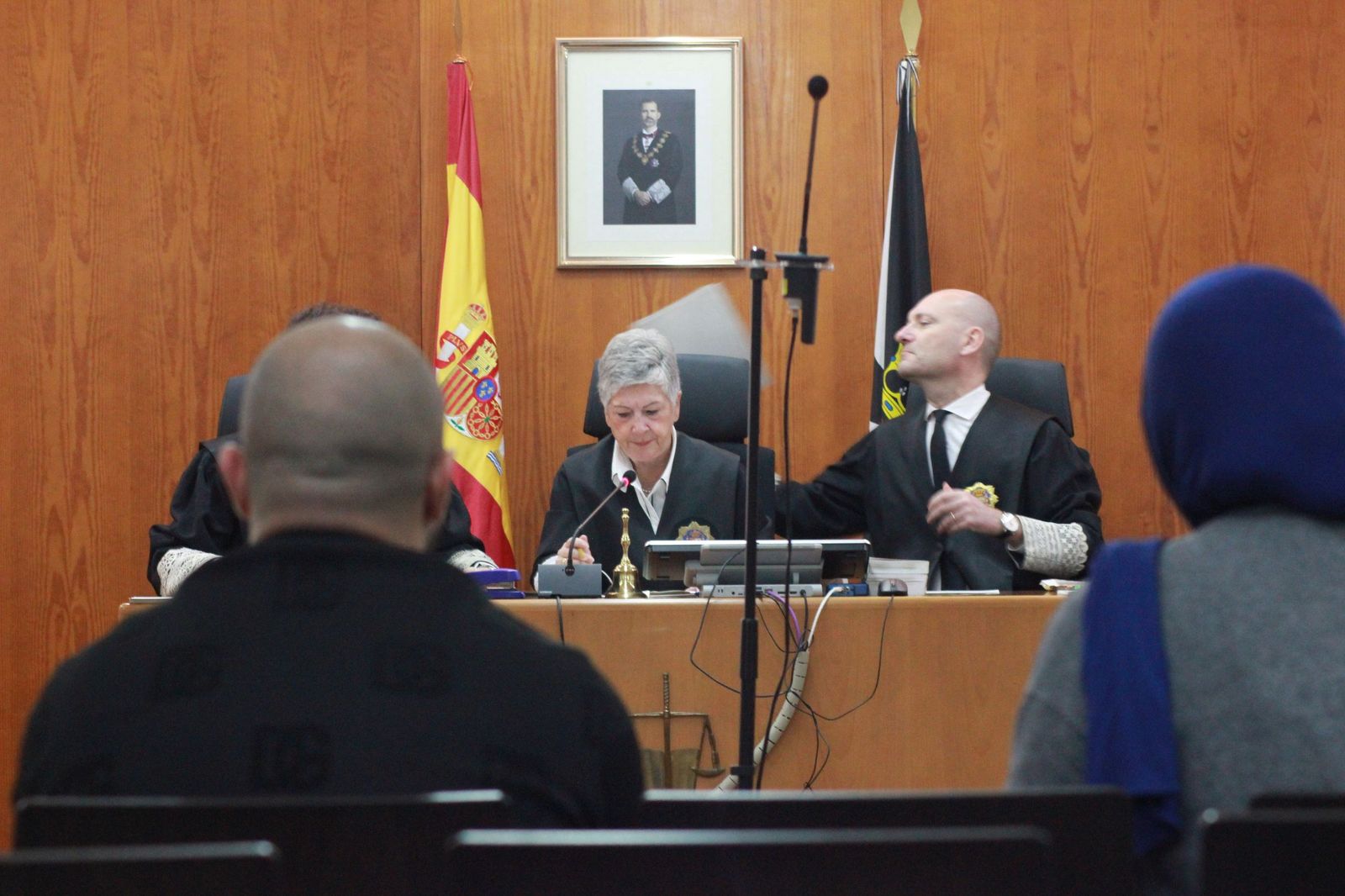 El acusado declara ante el tribunal con una intérprete.