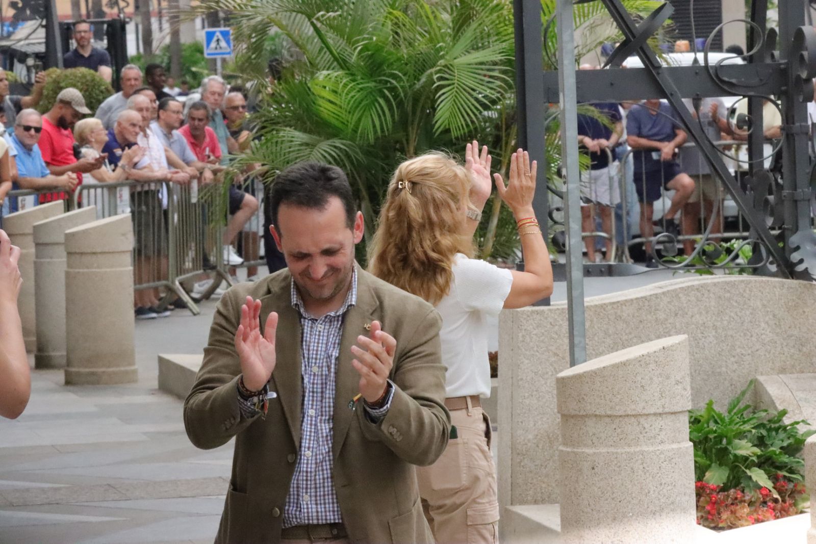 Redondo jalea a los participantes en la concentración contra Sánchez