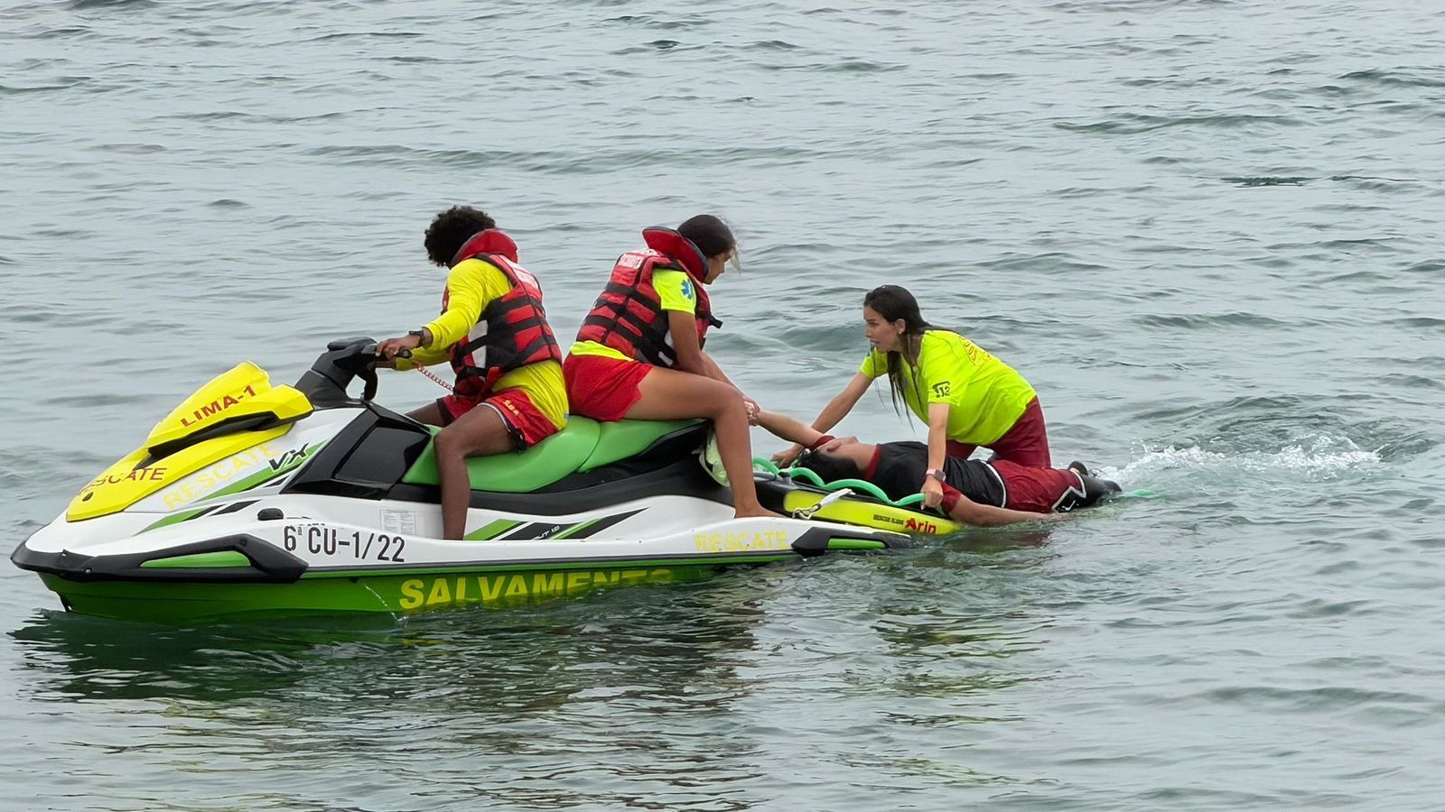 Profesionales socorren al joven que llegó a nado