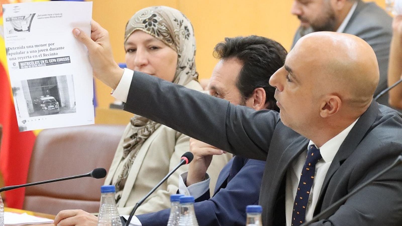 El diputado de Vox Patxi López muestra al Gobierno un artículo sobre una intervención de la Policía Local. / FOTO REDUAN