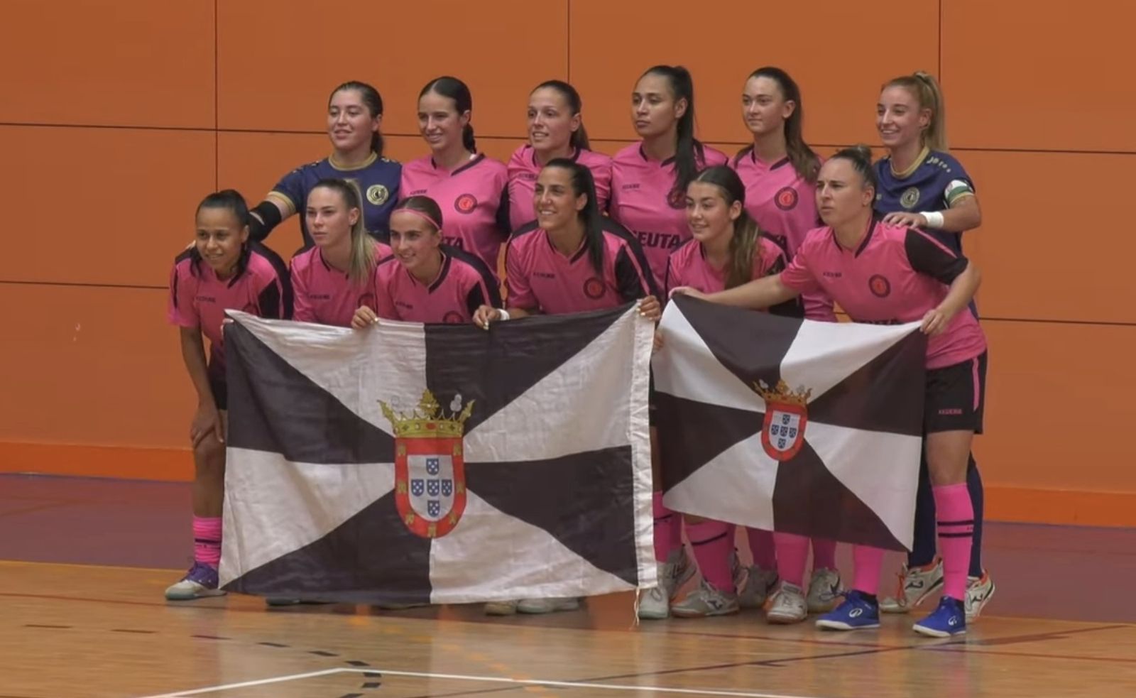 Las jugadoras del Camoens posan con la bandera de Ceuta antes del partido