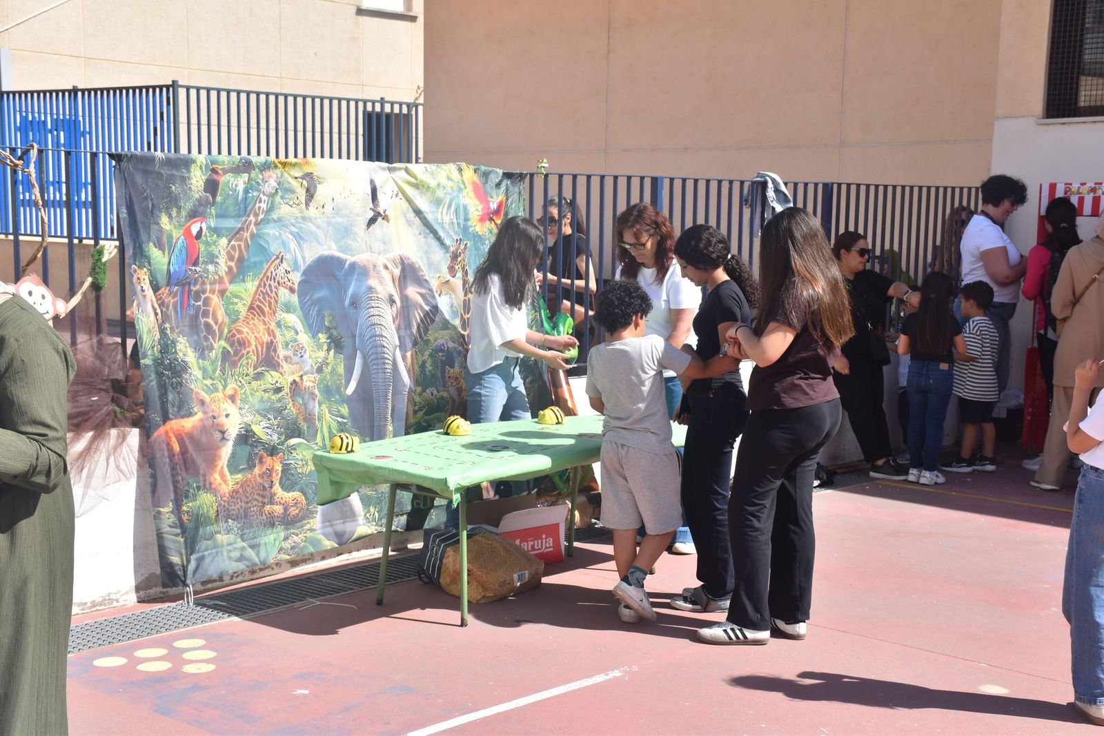 Simpática y colorida selva para poner fin a la Semana Cultural del 'José Acosta'