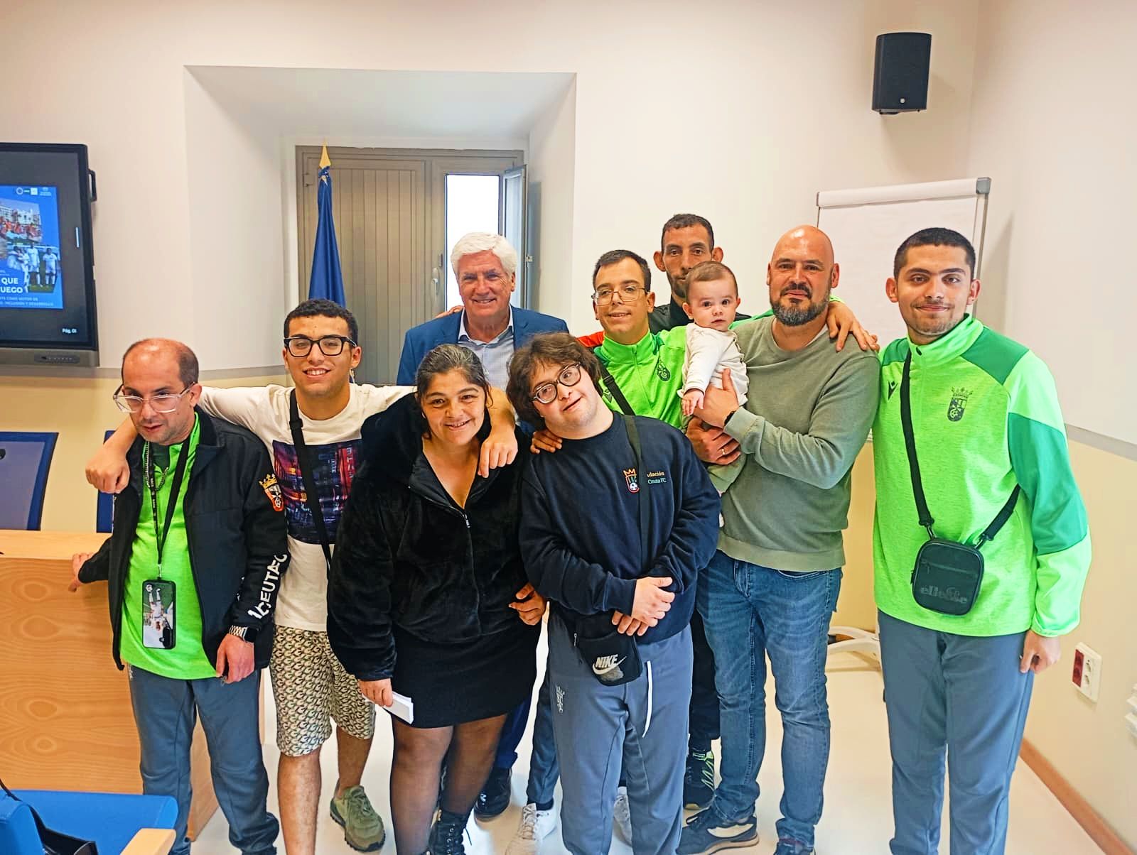 Clemente Villaverde, junto a los jugadores y el técnico del Ceuta Genuine