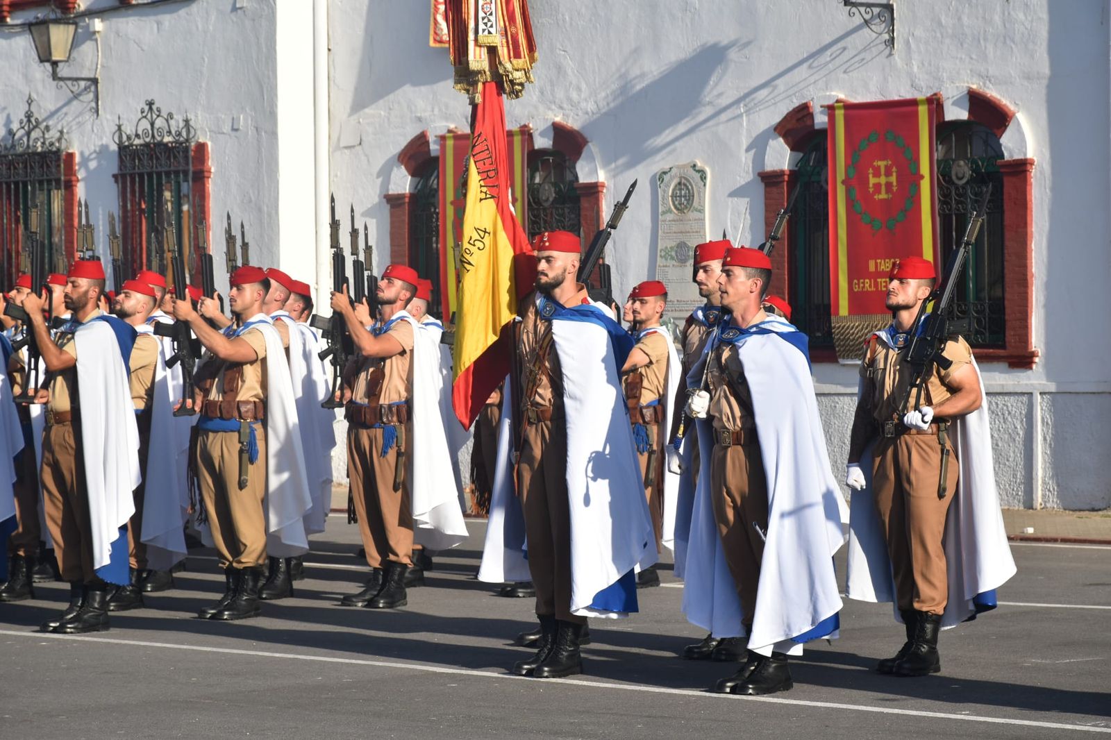 El acuartelamiento González-Tablas acoge una parada militar por el 115 aniversario de Regulares