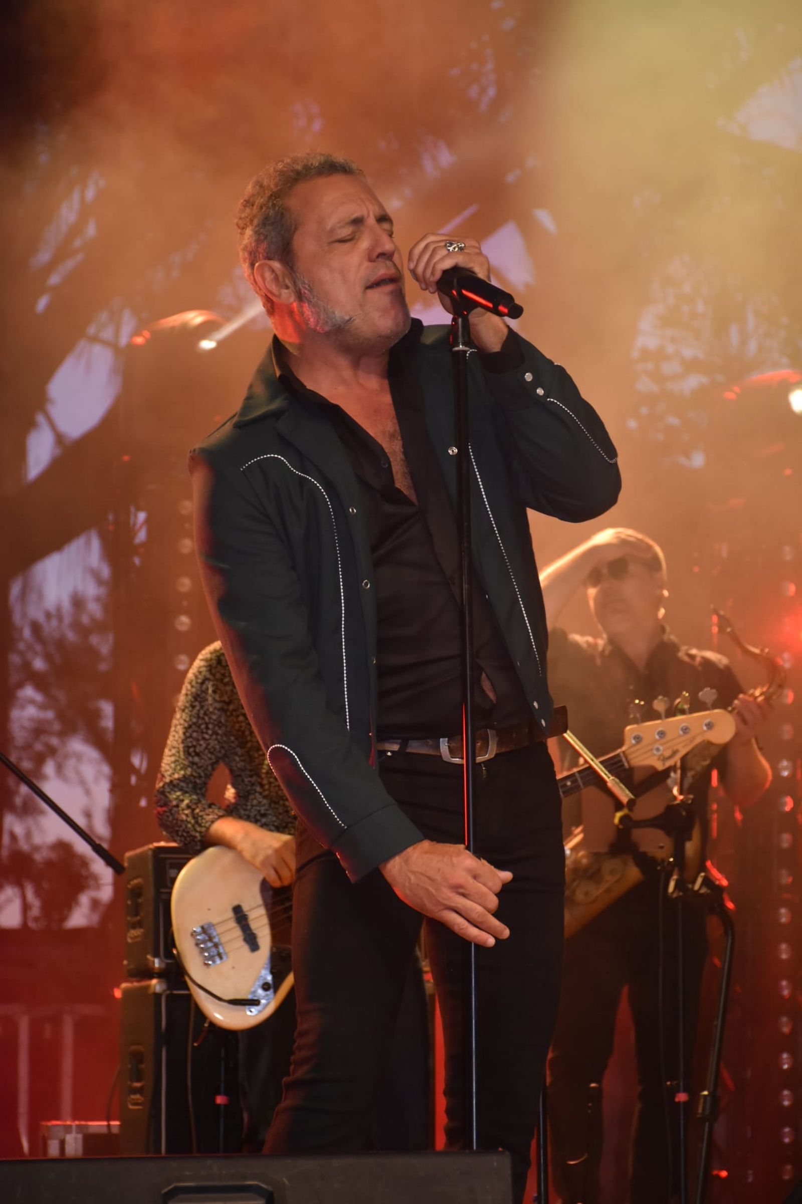 M-Clan convierte Ceuta en un enorme escenario de rock con una noche para el recuerdo